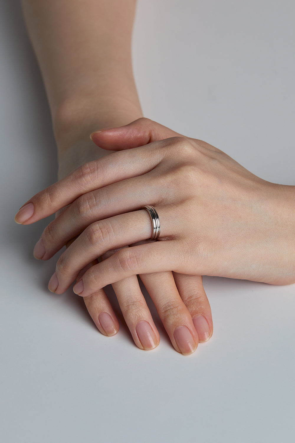 10K WHITE GOLD FLAT POTTERY VESSEL RING (Not on display)