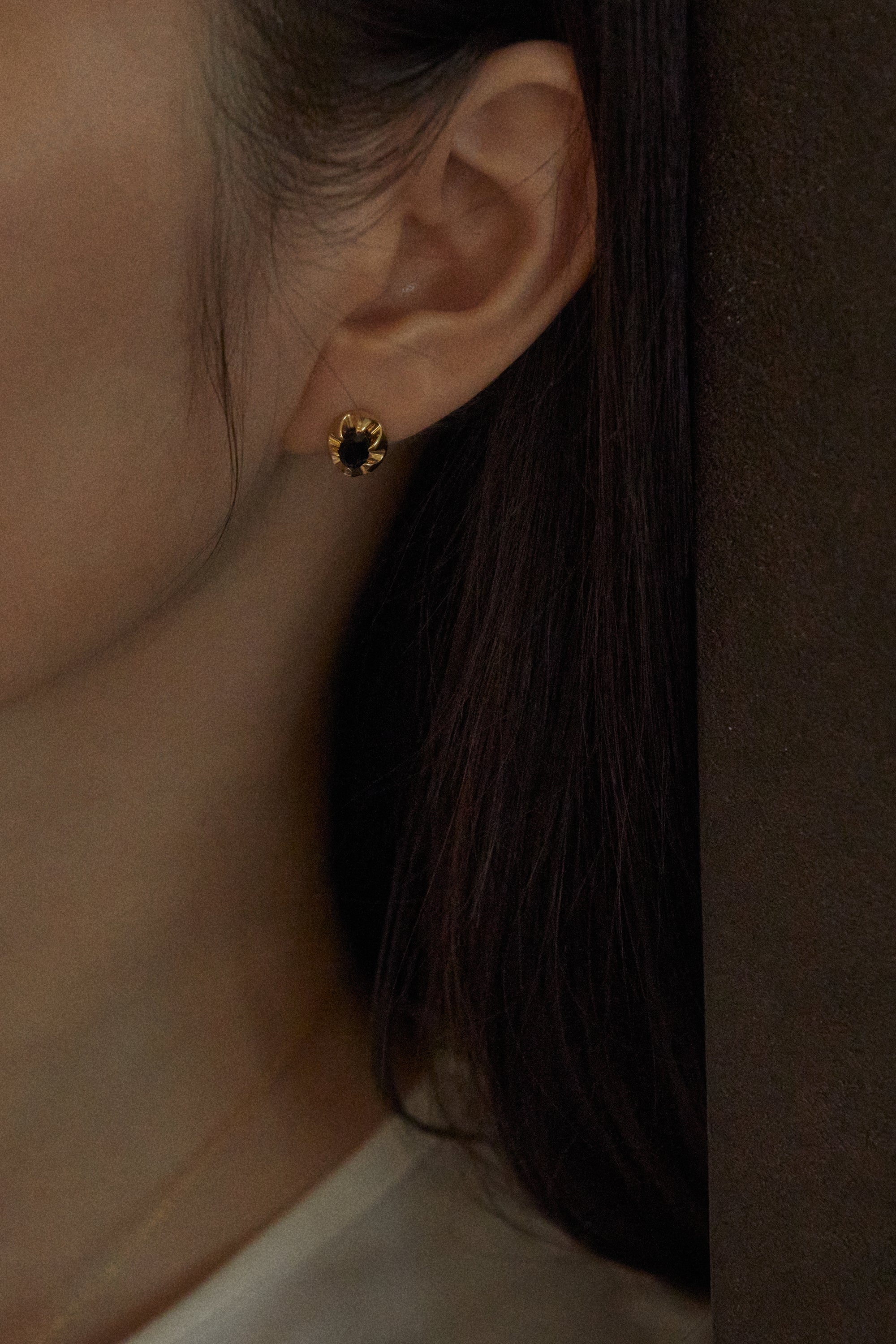 CLAW ONYX GOLD EARRINGS