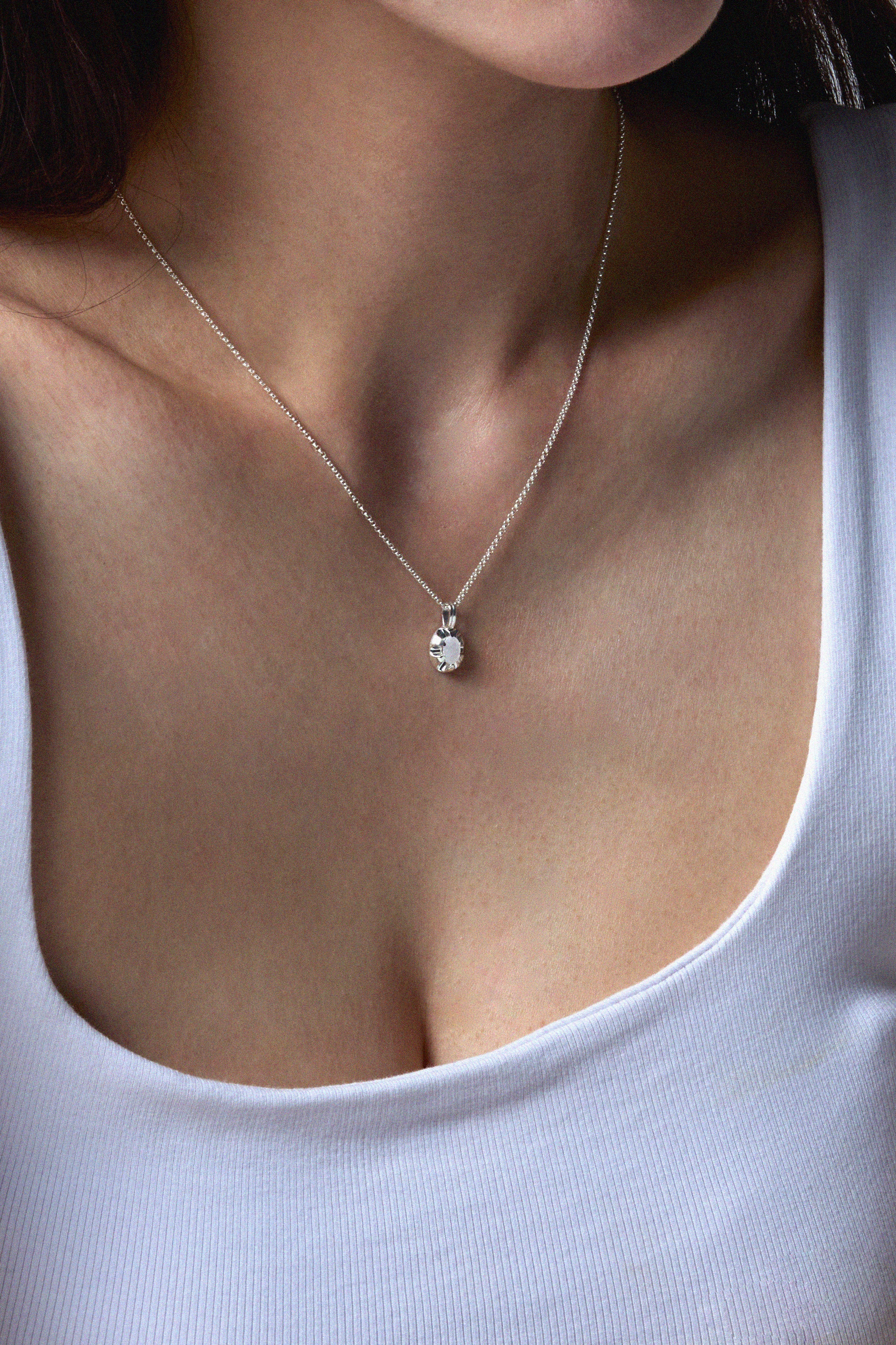 CLAW QUARTZ SILVER NECKLACE