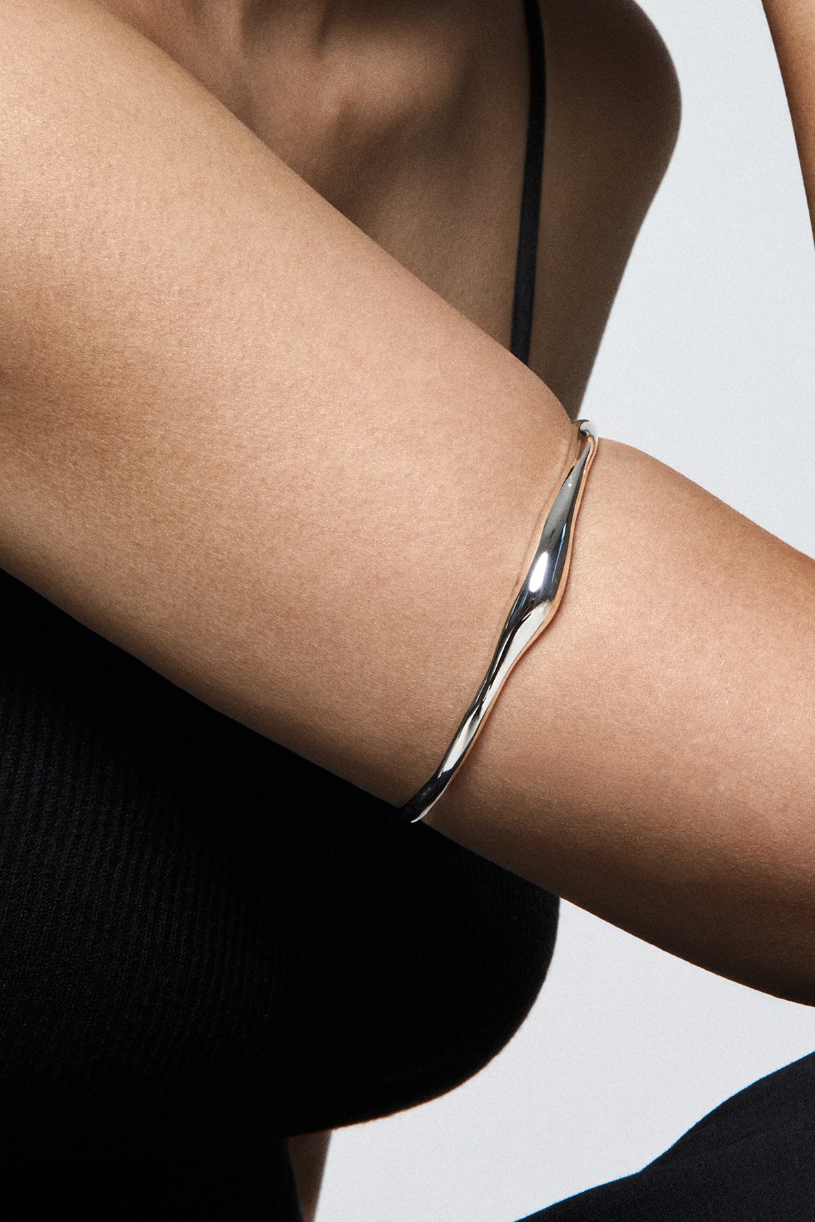 SLEEK ARM BANGLE M