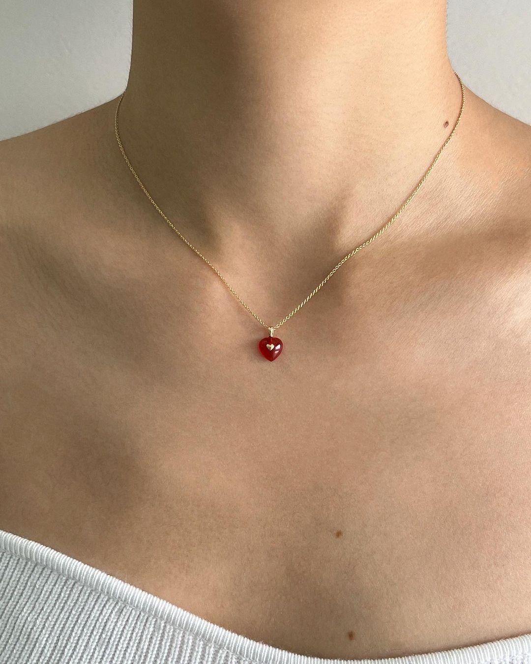 VERY VINTAGE TINY RED HEART PENDANT NECKLACE