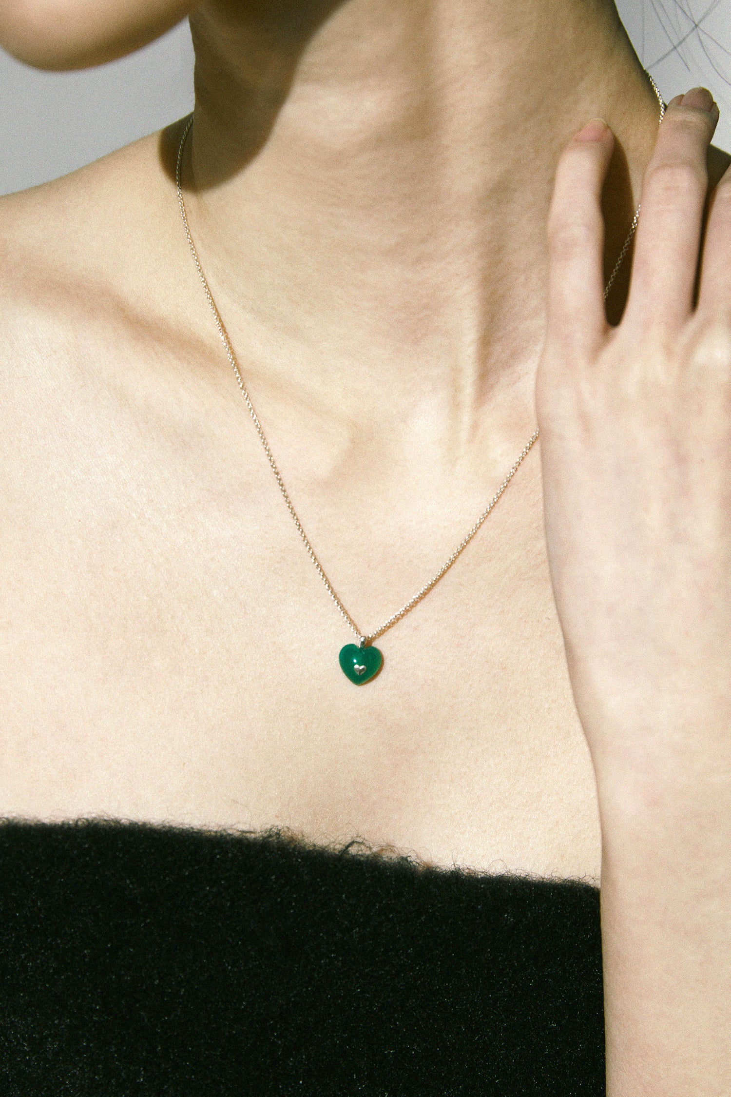 VERY VINTAGE GREEN CHALCEDONY SILVER HEART PENDANT NECKLACE