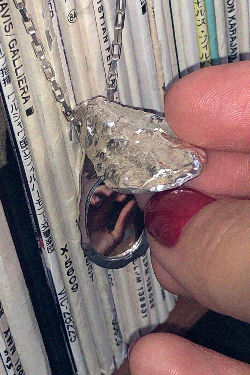 OYSTER LOCKET NECKLACE