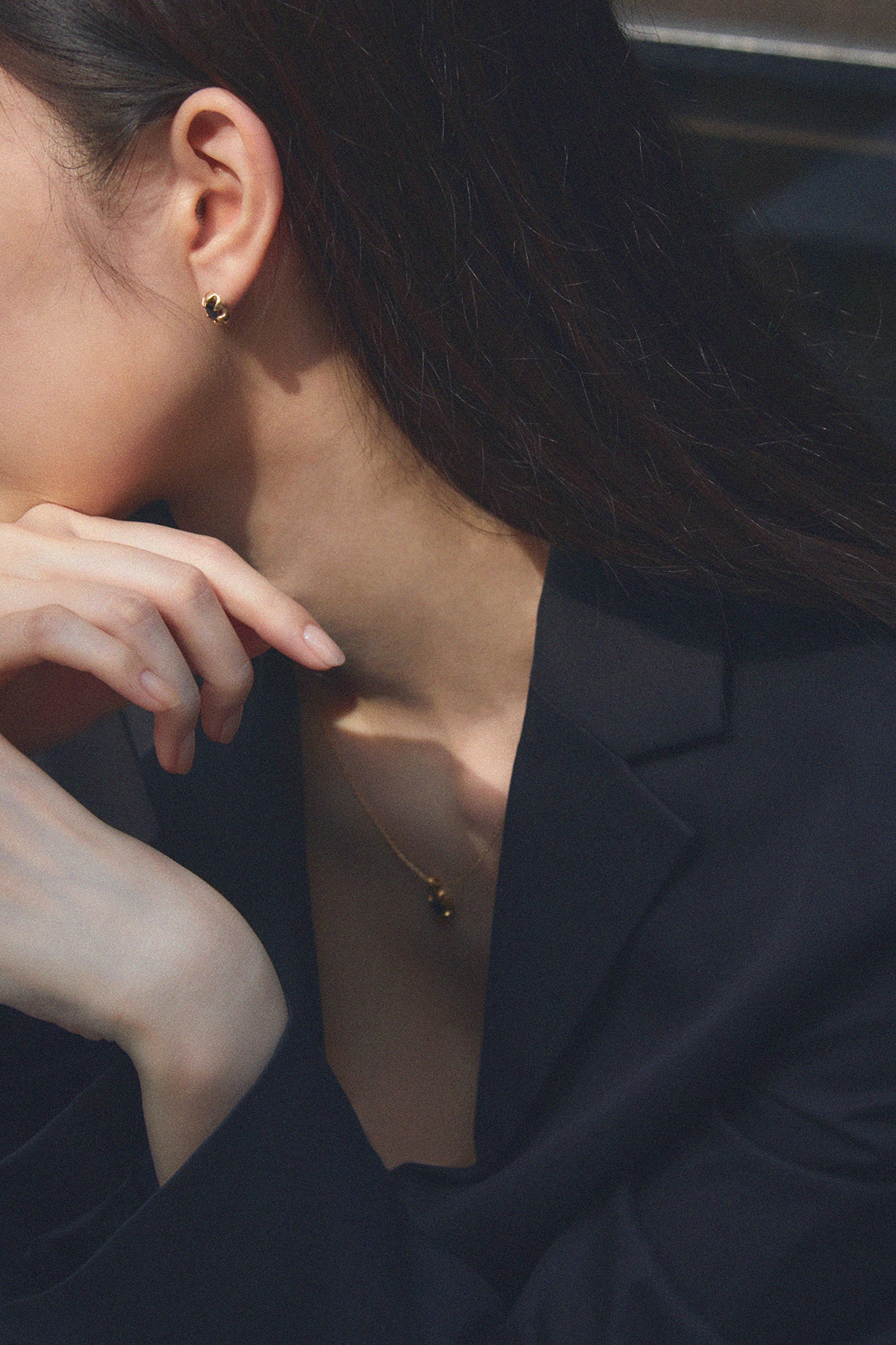 CLAW ONYX GOLD EARRINGS