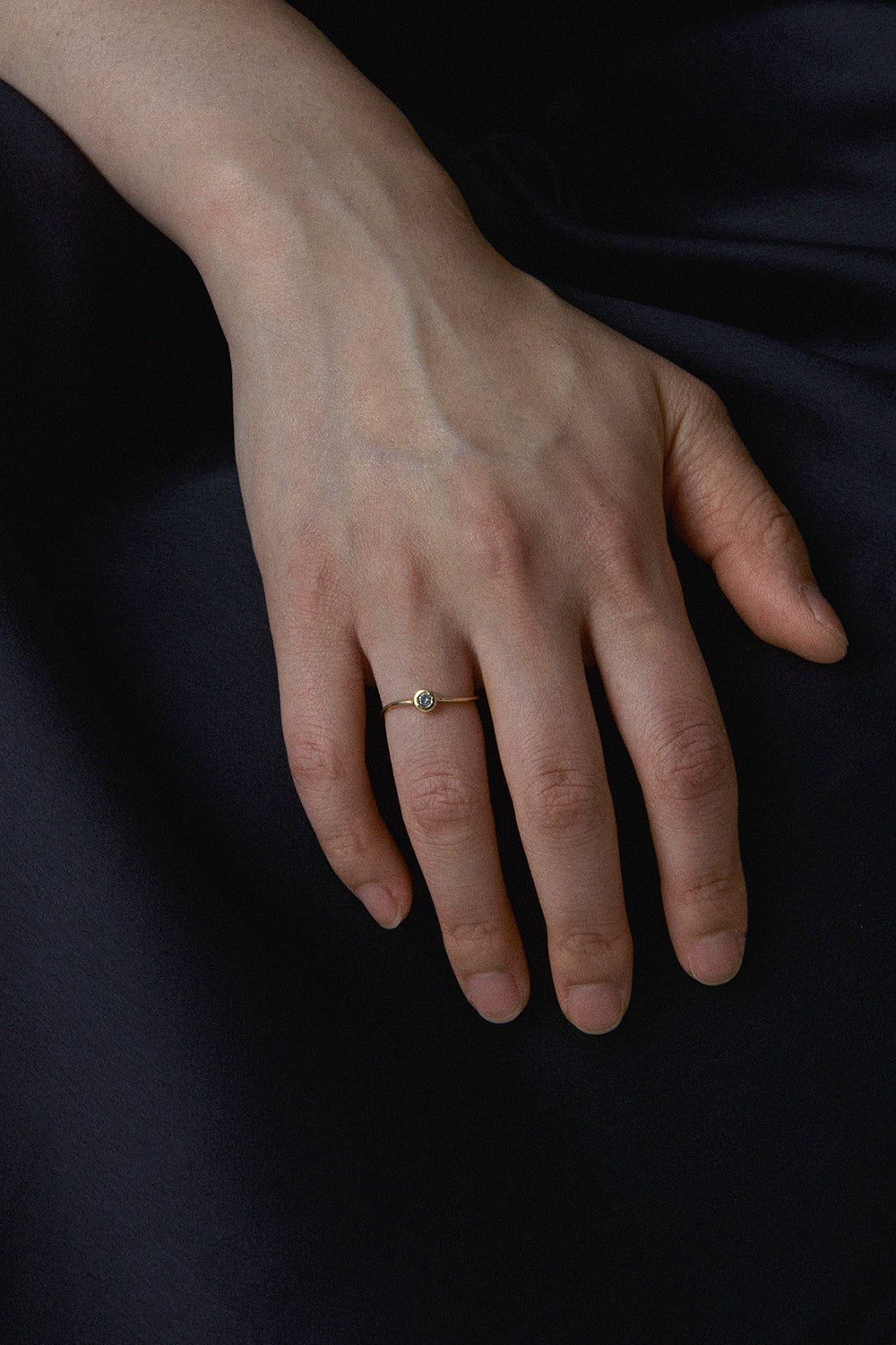 RENAISSANCE WAVY METALLIC GRAY DIAMOND RING