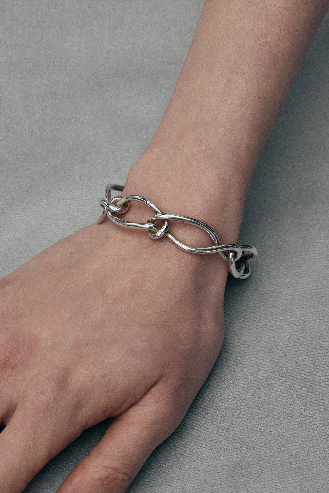 BOLDLY CURVED LOOSE KNOTS BRACELET