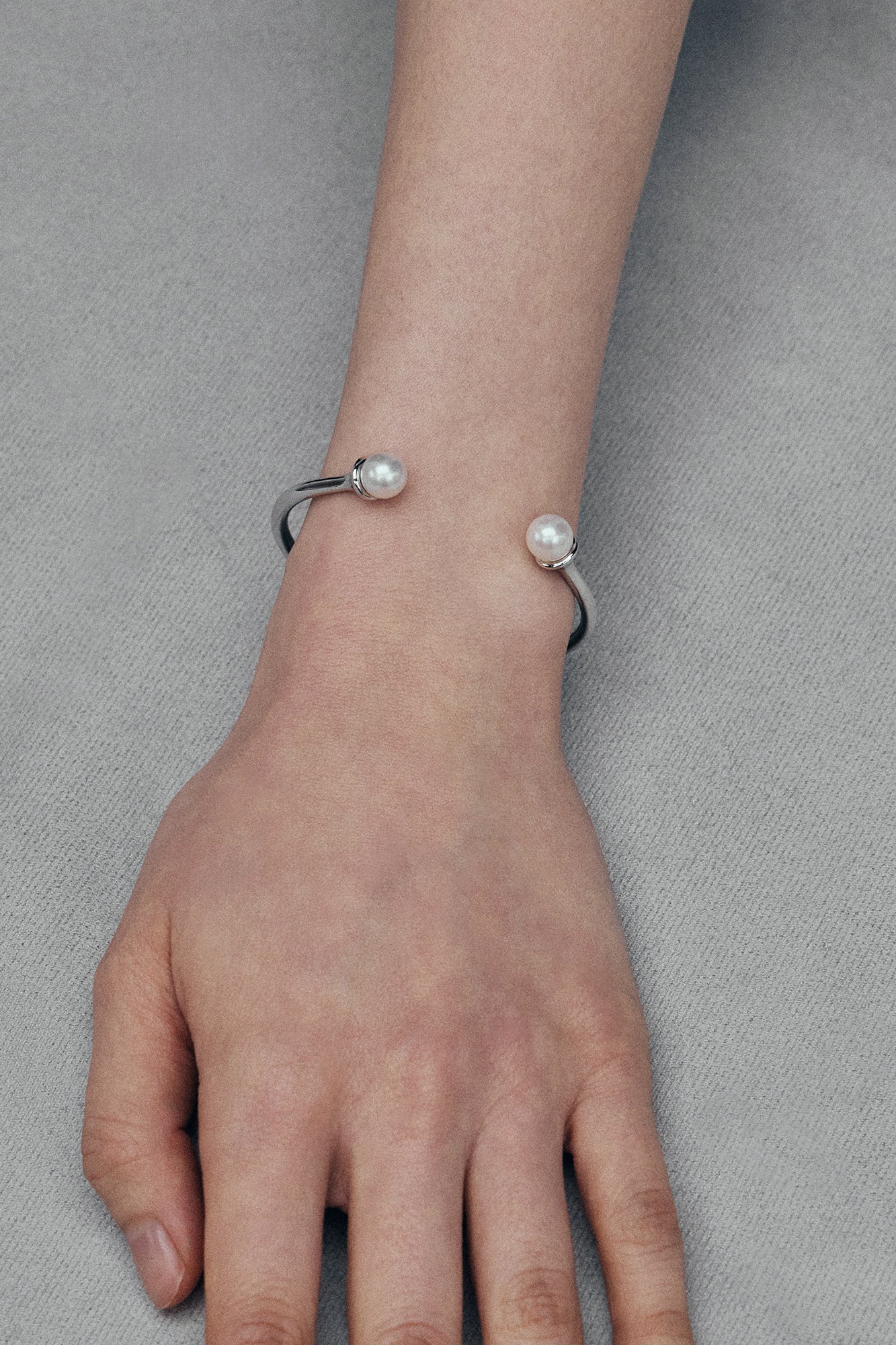 COLD WHITE DOUBLE PEARL OPEN BRACELET