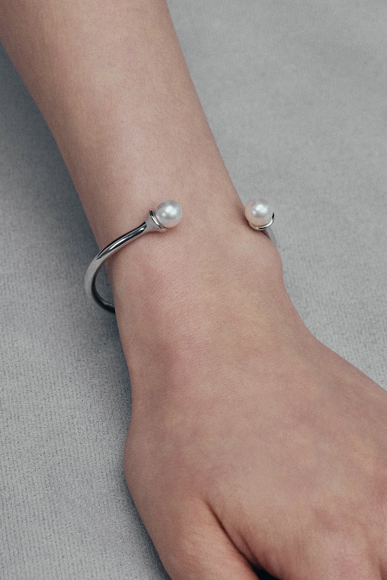 COLD WHITE DOUBLE PEARL OPEN BRACELET