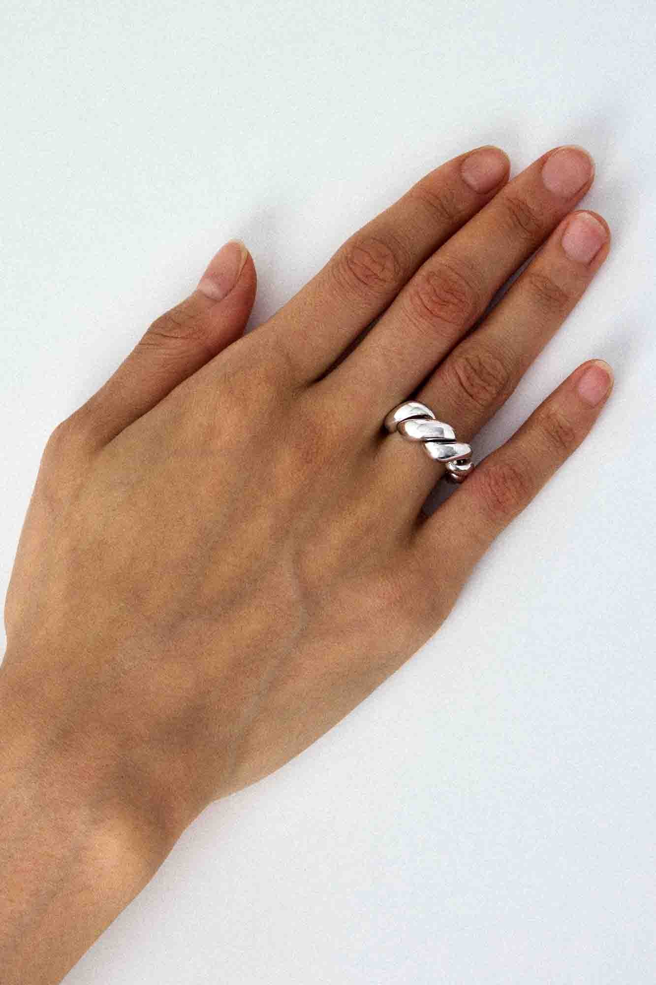 ロープツイストボールドリング