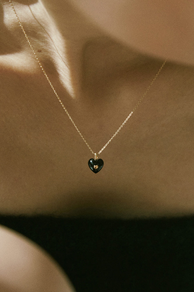 VERY VINTAGE TINY BLACK GOLD HEART PENDANT NECKLACE